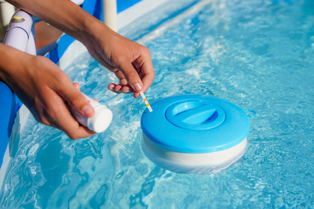 Cómo bajar el cloro de la piscina en 4 pasos Abrisol