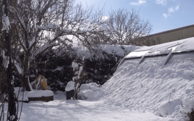 Foto de una piscina cubierta con nieve.