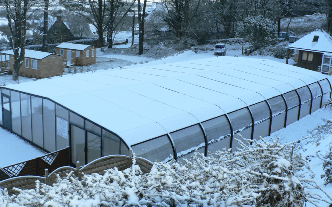 Una piscina cubierta con nieve.