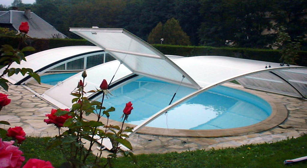 cubiertas para piscinas en alava. Una cubierta semialta abierta en una piscina ovalada. 