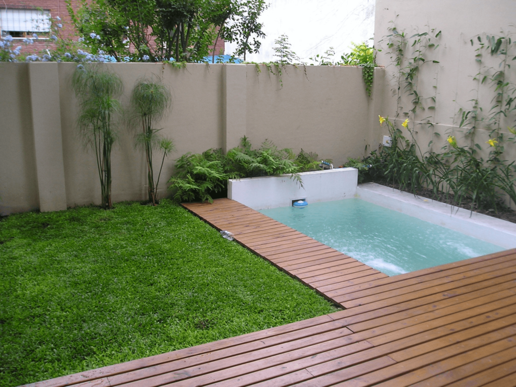 Una piscina con el borde de madera.