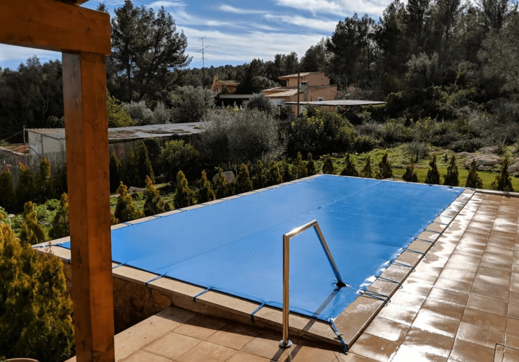 Cobertor solar de lona para calentar el agua de la piscina.