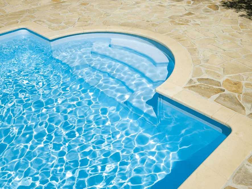 Piscina rectángulas con escalera romana: una escalera de obra que hace un semicírculo.