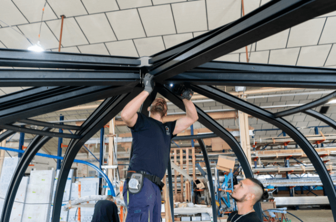 Dos hombres en la fábrica de Abrisol montando una cubierta Sfera