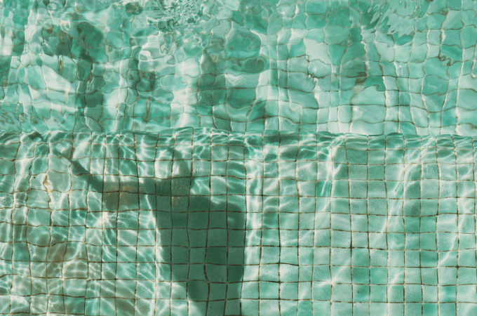 Piscina con fondo y agua con un tono verde