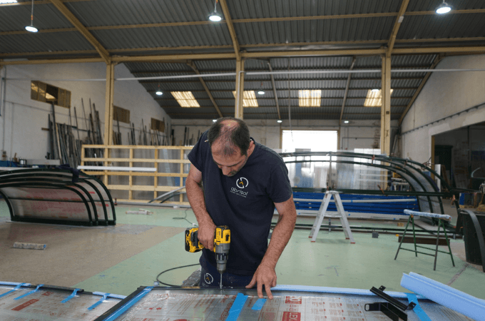 Trabajador montando una fábrica en la fábrica de Abrisol